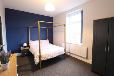 Luxury 10 Bed House - All  En Suites - CH43! Main Photo