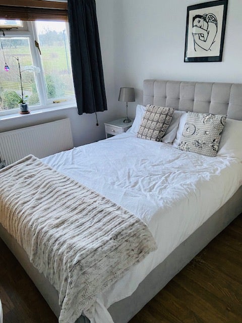 Newly painted double room very light & park views Main Photo