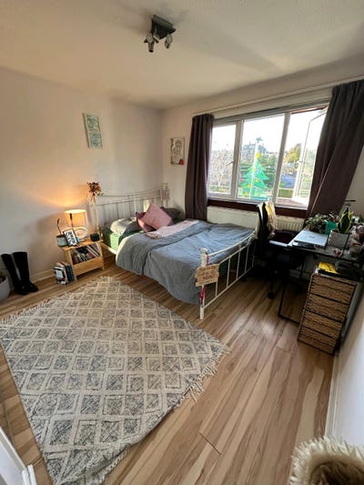 Beautiful room in a house share Main Photo