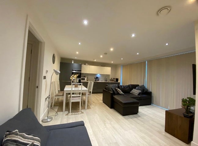 City centre apartment 2beds/2 baths.  Main Photo