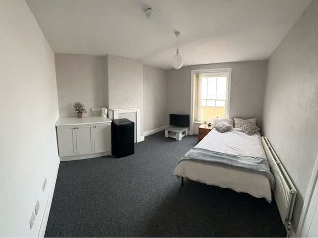 Large double room in great location, TV, included  Main Photo