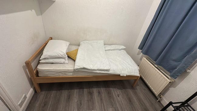  1 furnished single room in a shared house  Main Photo