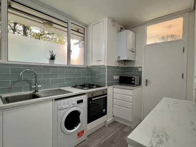 Inc All Bills 3 Double Rooms 2 Baths near LBS  Main Photo