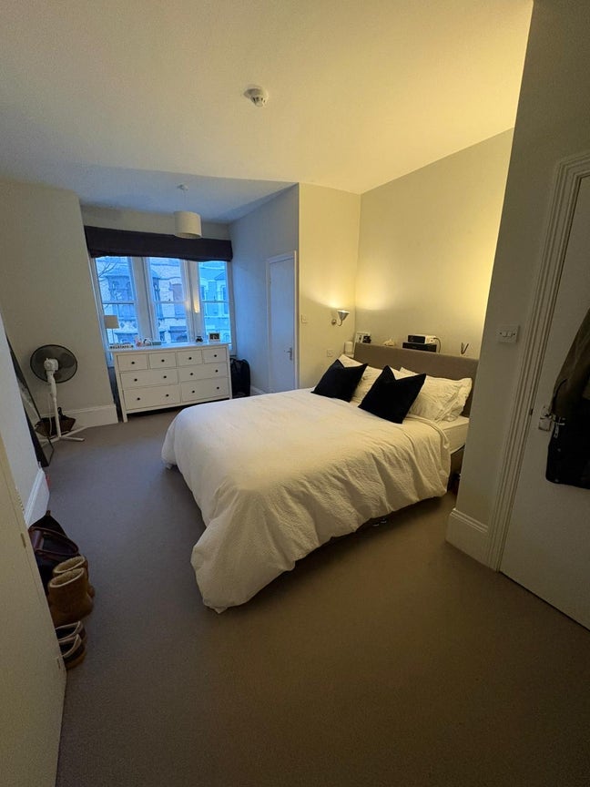 Large King Bedroom available with en-suite bathroo Main Photo