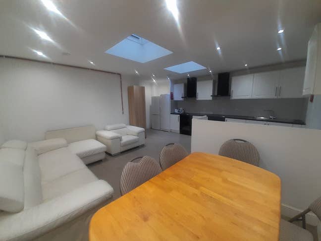 5 Rooms Available in a Beautiful House Main Photo