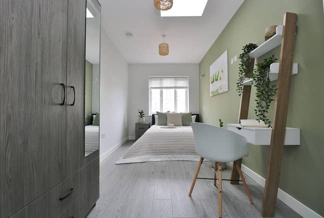 Modern, light and bright Ensuite in East Acton Main Photo