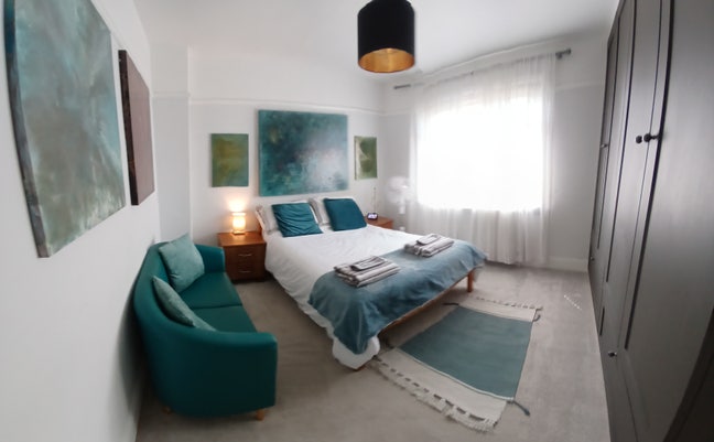 Large Double room on quiet road Main Photo