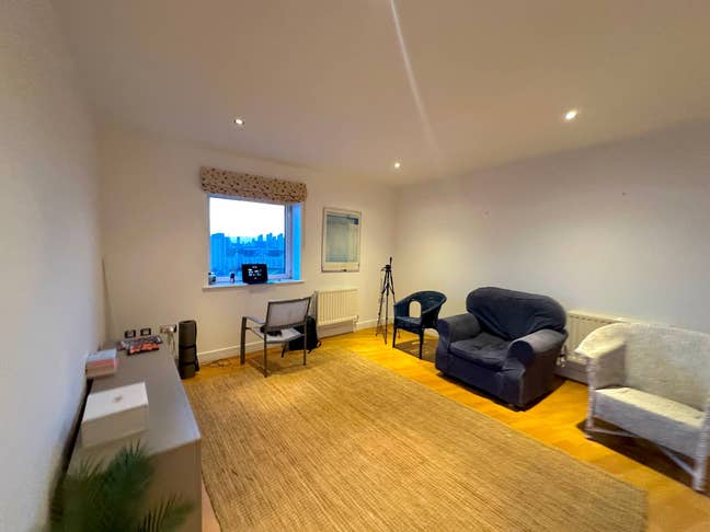 Double room available in a modern 3-bed penthouse  Main Photo