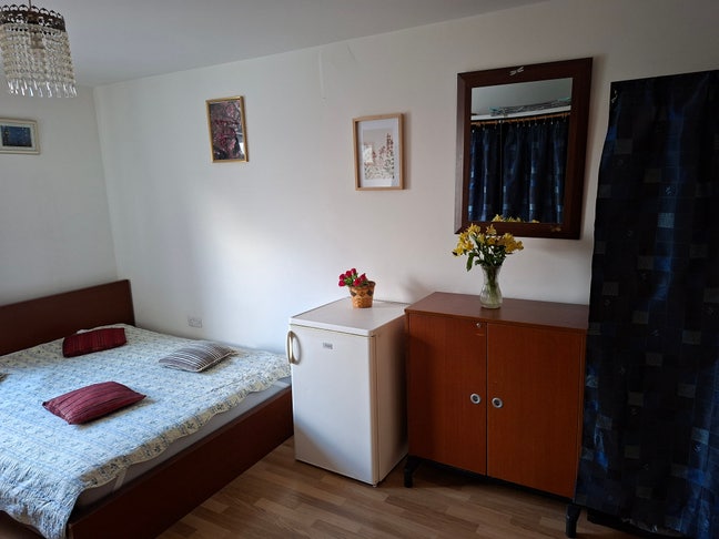 Ensuite New  Lovely double room by Feltham station Main Photo