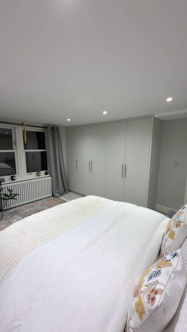 Light&Spacious room in Barnes apartment.  Main Photo