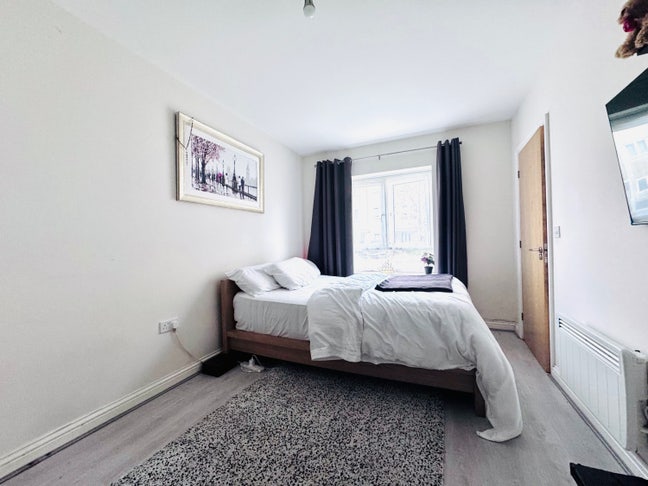 Large en-suite room/no agency fee/&pound;850 per month Main Photo