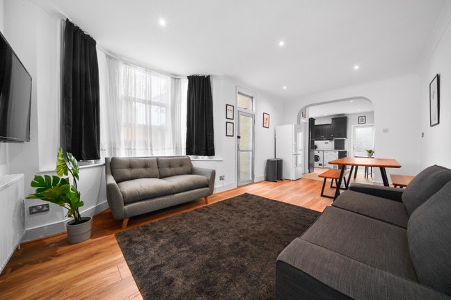 🤩Large room with even large LOUNGE🤩 Main Photo