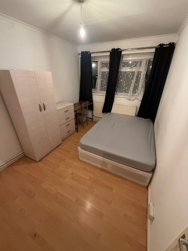 Near Undergrounds-Fully Furnished-Bills Included Main Photo