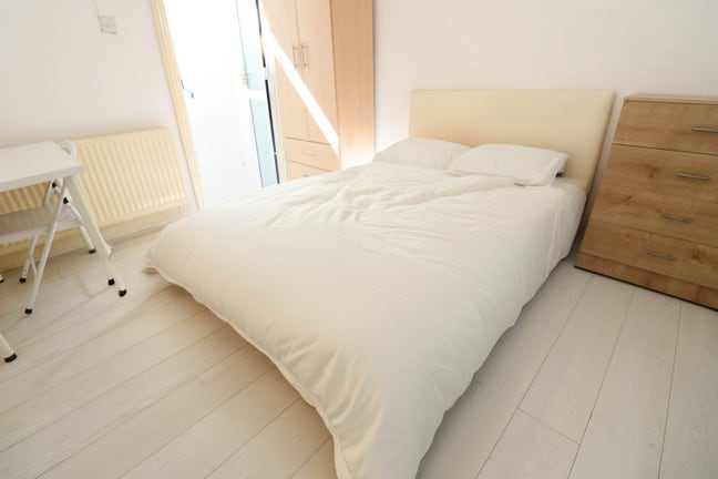 Large Rooms! Garden+Living Room-2 Mins to Station Main Photo