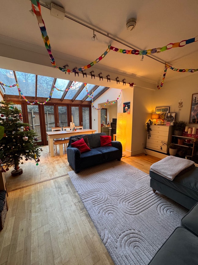 Double room in spacious flat Main Photo