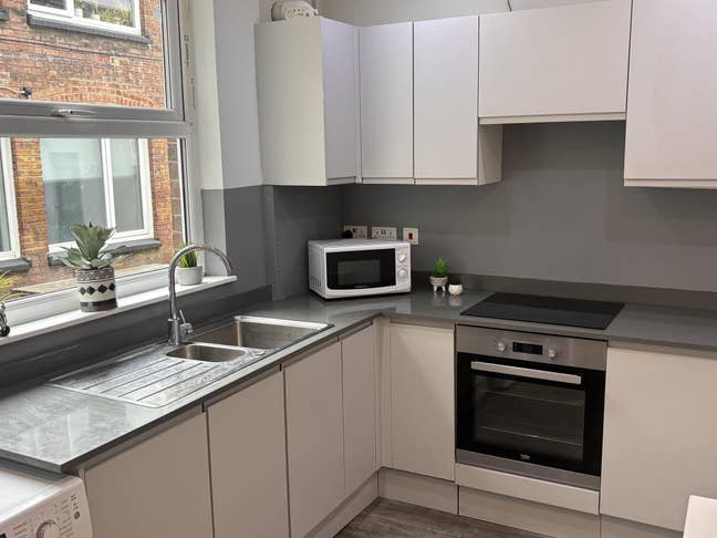 Modern Flat – Great Location Near Town Centre Main Photo