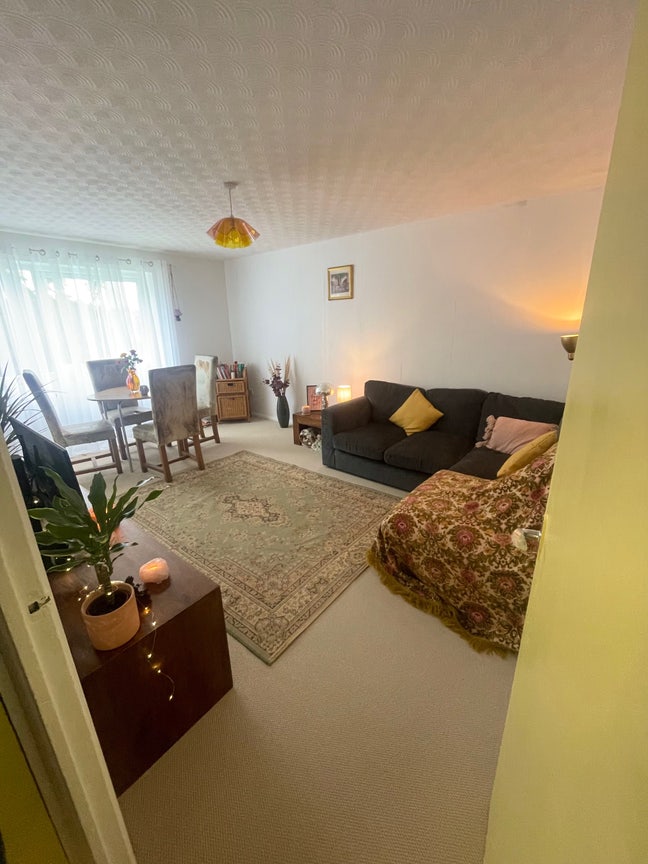 Small double room available in 2 bed flat  Main Photo