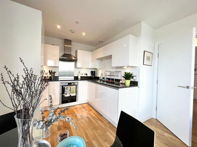 Double en-suite in 2 bed 2 bathroom - furnished Main Photo