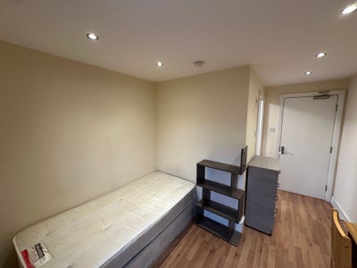  1x En-suite room an 1 x Double  2x Single Room Main Photo