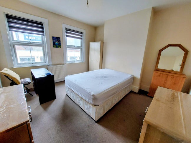 Large Double Room on Uxbridge High Street  Main Photo