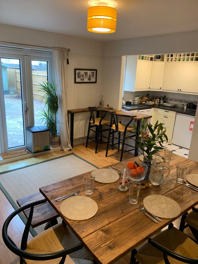 Homely rooms in 3 bed house & big garden Main Photo