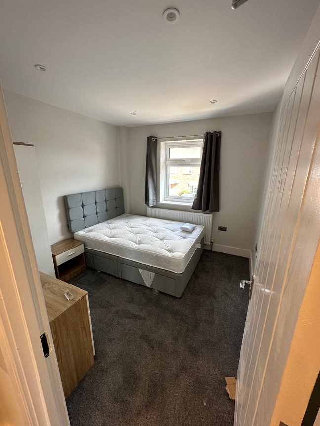 Large bedroom available in house share  Main Photo