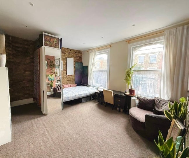  Large  Bright  Double  Room  (Female Preferred) Main Photo