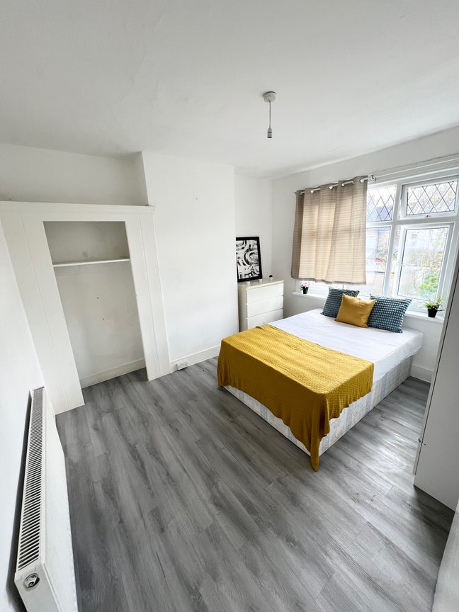 *Cheapest Double Room, 2’ to the Piccadilly Line  Main Photo