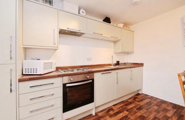 Modern Private Apartment with Secure Bike Shed  Main Photo