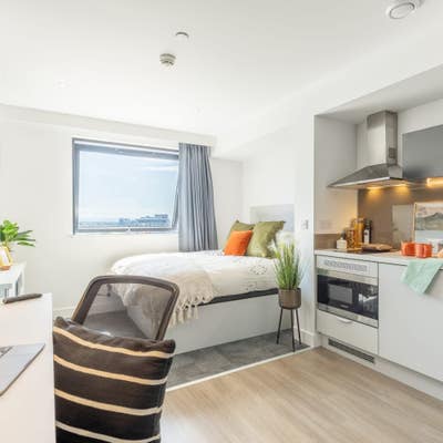 Spacious Studio to Let in Salford Quays M50 Main Photo