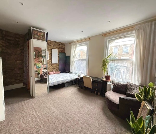  Large  Bright  Double  Room  (Female Preferred) Main Photo