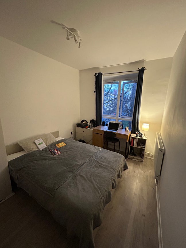 Bright Modern Double Room in Oval available now Main Photo
