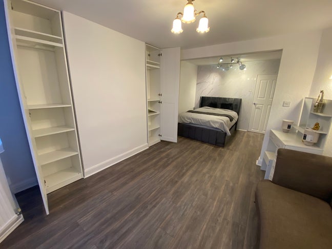Spacious En-Suite, Garden & Parking  Main Photo
