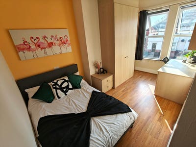 Large Rooms in Recently Refurbished House Share  Main Photo