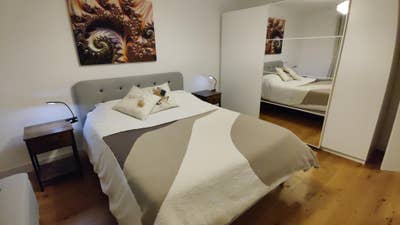 Zone 2 large bedroom in a 2 bed house with garden Main Photo