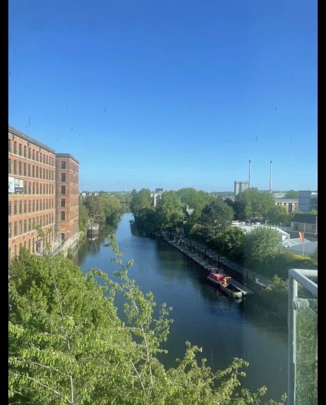 Lovely Room overlooking the canal with parking  Main Photo