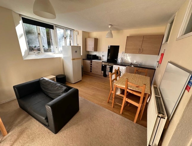 Double room available now in Cotham Main Photo