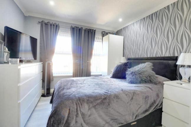 Modern Double Room in Stylish, Bright Home in S2 Main Photo