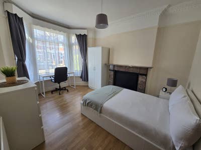 🏡 Double Bedroom in The Polygon Main Photo