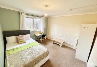 Wide Room - Living Area - 5min to DLR ! Main Photo