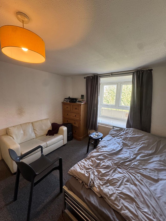 Spacious 4 bed flat next to Fairfield Park - KT1 Main Photo