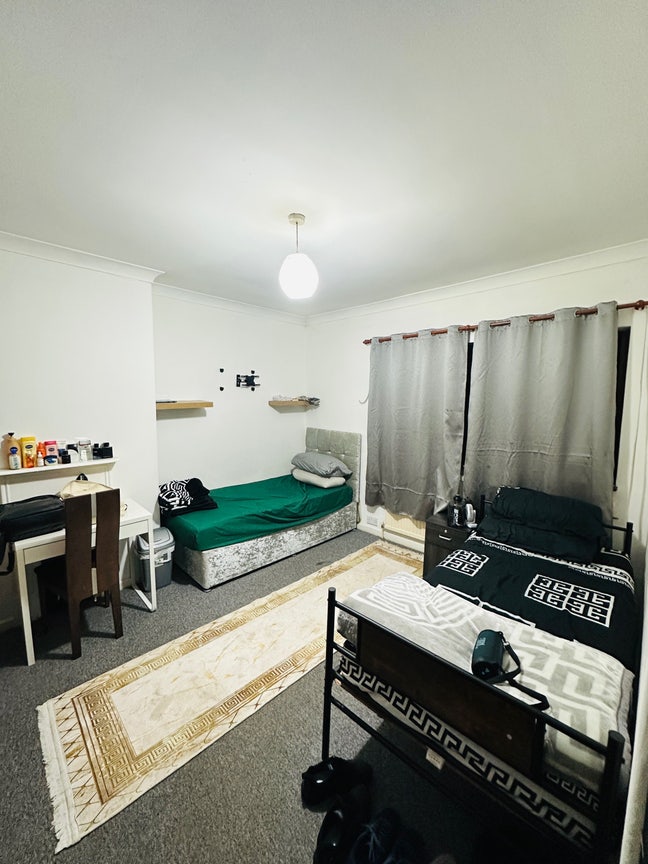 1 bed available on sharing bedroom. Main Photo