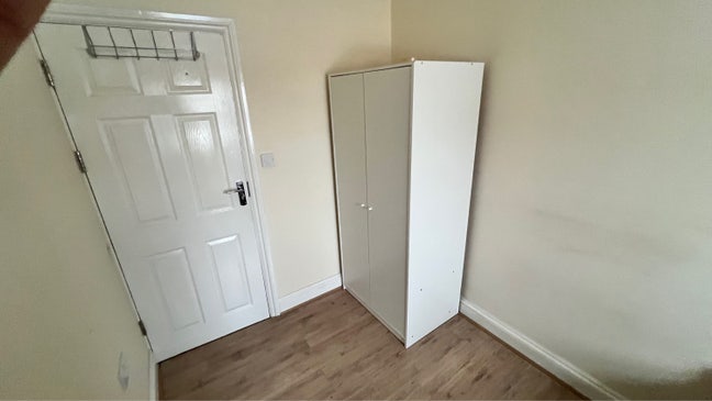 Single room available in grays. Main Photo