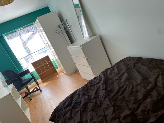 Dble XL room+own bathroom and fridge  inc bills.  Main Photo