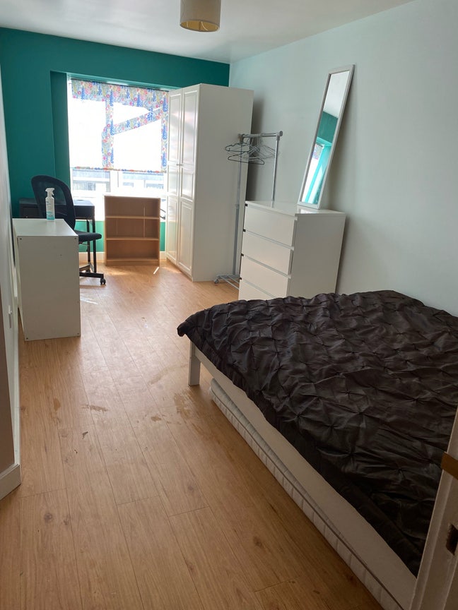 Dble XL room,bath & shower bed fridge  inc bills.  Main Photo