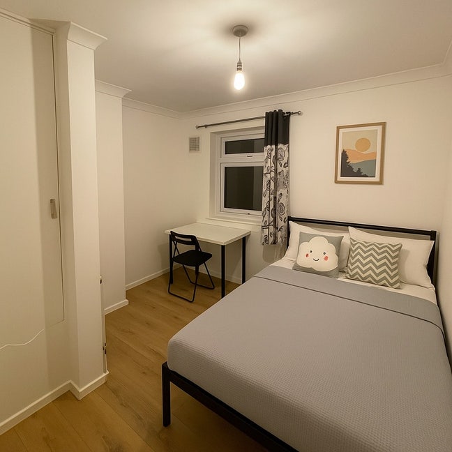 Lovely Room with Private Balcony in Bow  Main Photo