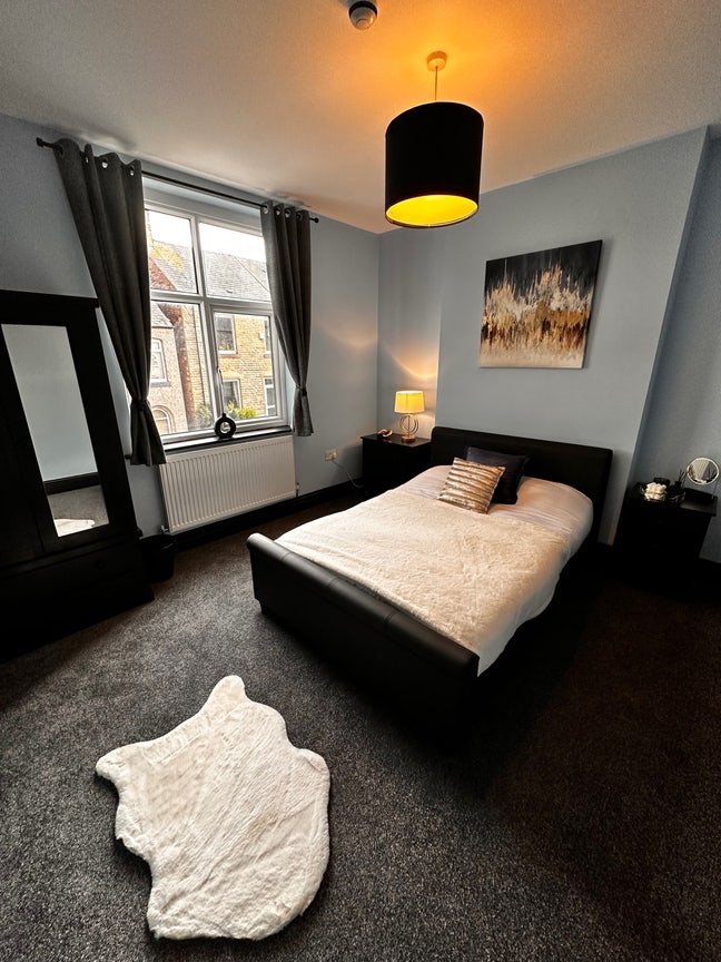Large En-suite Room Quiet street Town centre  Main Photo