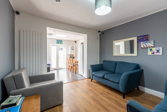 Huge Double Bedroom – Tons of Storage – Couples We Main Photo