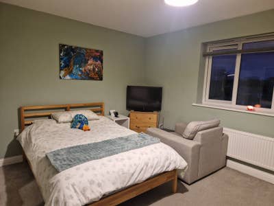 Massive double bedroom near Newbury Park Main Photo