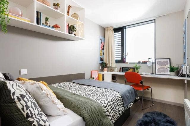 Ensuite Small Double Room 7th floor Wembley Main Photo